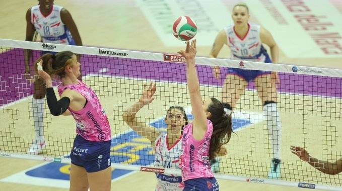 意甲决赛开门红!朱婷18分,科内利亚诺3-2险胜米兰